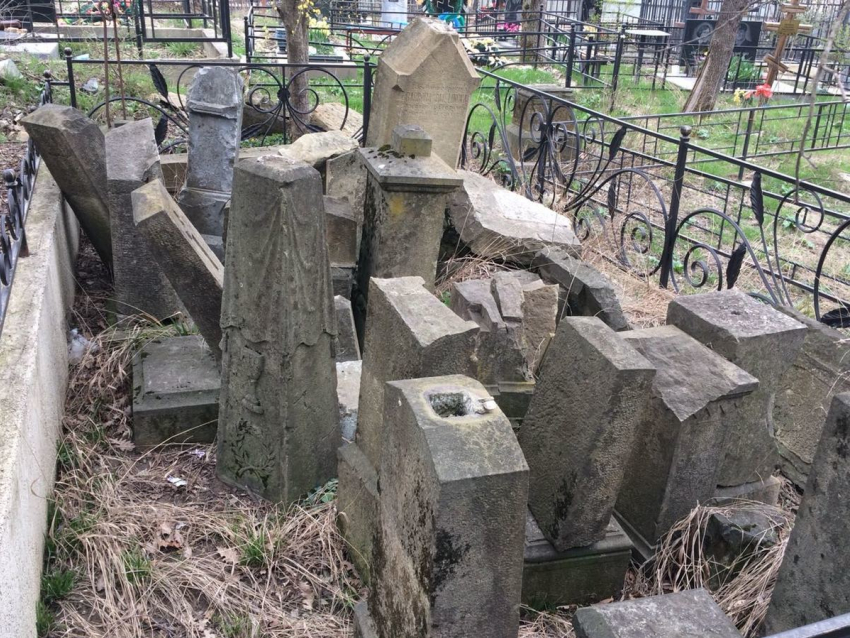 На новороссийском кладбище памятники первым поселенцам свалили в кучу
