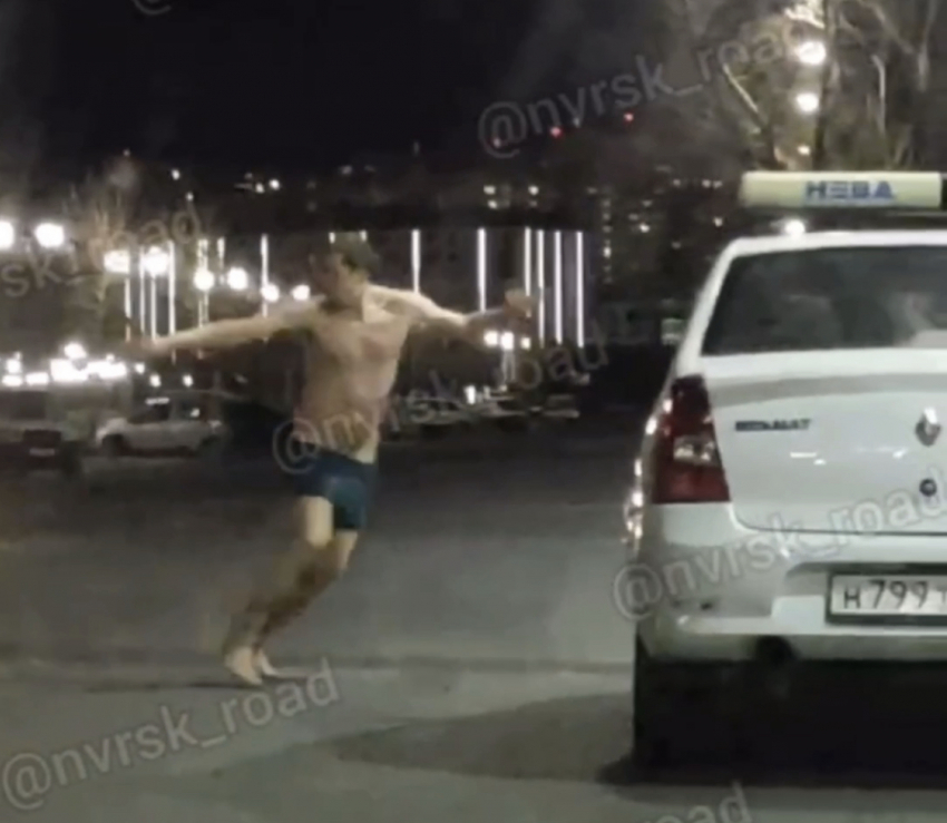 "Вместо сахара взял соль": полуголый мужчина кидался на автомобили в Новороссийске