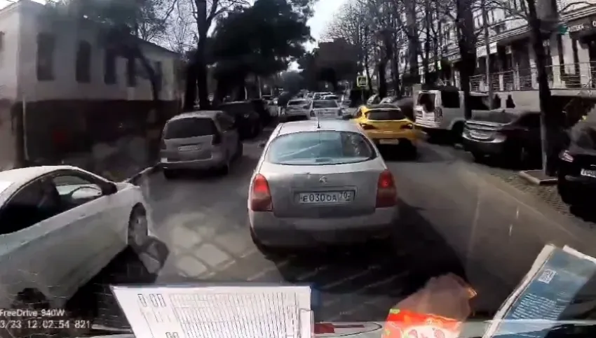 В Новороссийске водитель легковушки демонстративно не пропускал «скорую»