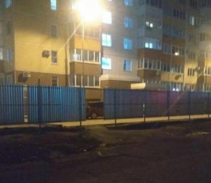Новороссийцы обеспокоены, что к их домам закрыли пожарный проезд