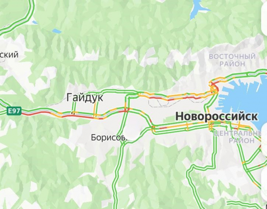 Пробейшие пробки и ДТП преграждают путь к Черному морю этим утром: на въезде в Новороссийск - ДТП