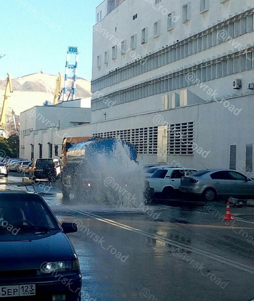 В Новороссийске в центре города прорвало водопровод 