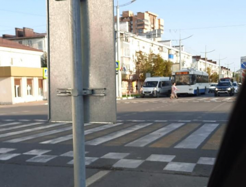 Дорожные знаки перекрывают автолюбителям Новороссийска вид на светофор