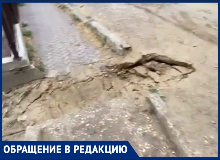 «Администрация Новороссийска, сделайте с этим что-нибудь»: на тротуаре образовался ров после укладки труб