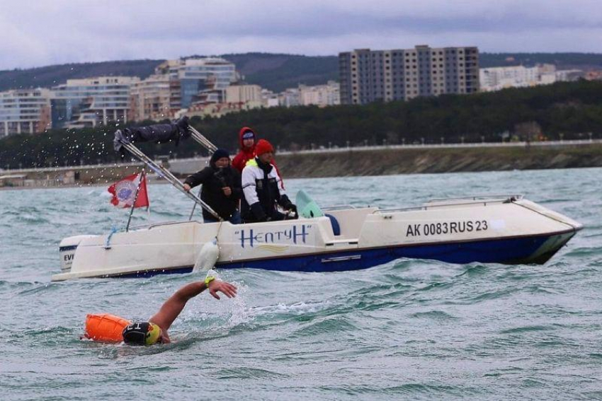 Сорок минут в холодной воде: житель соседнего с Новороссийском Геленджика установил рекорд России