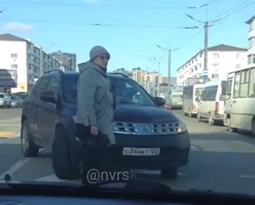 Мастер класс по опасному высаживанию пассажиров на встречке показала автоледи в Новороссийске