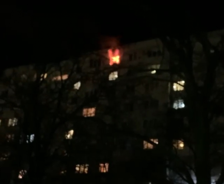 Страшный пожар разбушевался в одной из многоэтажек Новороссийска