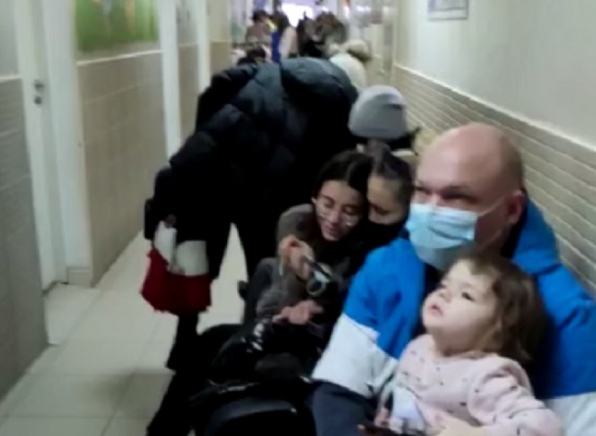 В узком коридоре – 200 человек: поликлиники Новороссийска не выдерживают наплыва пациентов