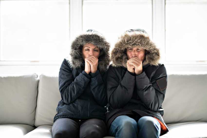 Семья с двумя маленькими детьми замерзает без отопления в Новороссийске 