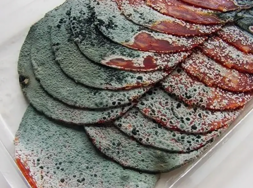 Колбаса и молоко «дор блю»: тех, кто продает просрочку, будут штрафовать автоматически