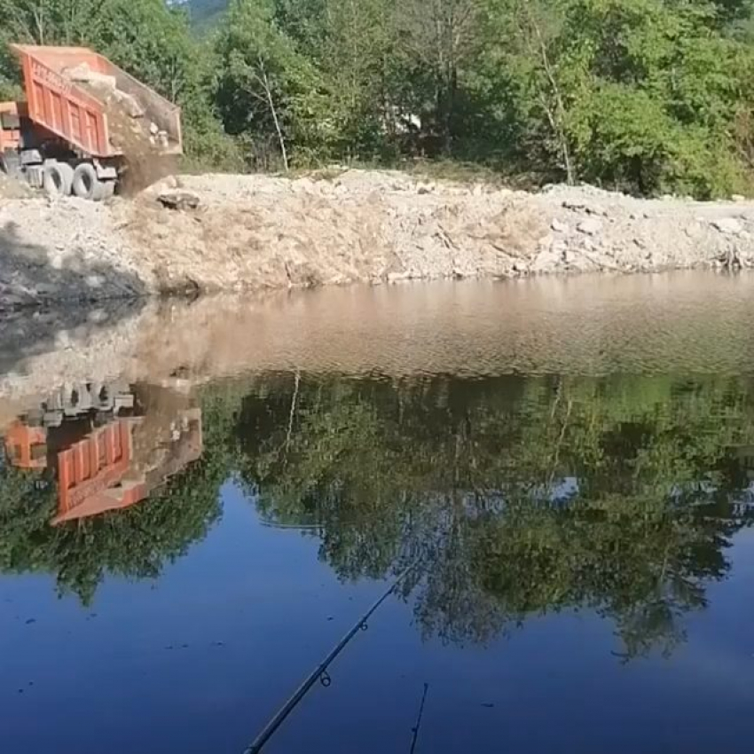 На водоеме в пригороде Новороссийска снова заметили строительную технику и мусор