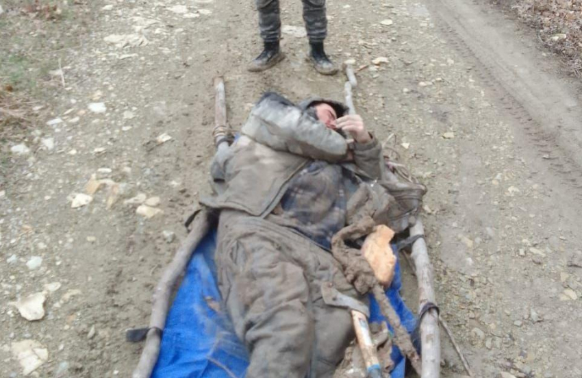 Новороссийские спасатели помогли голодному мужчине, застрявшему в лесу
