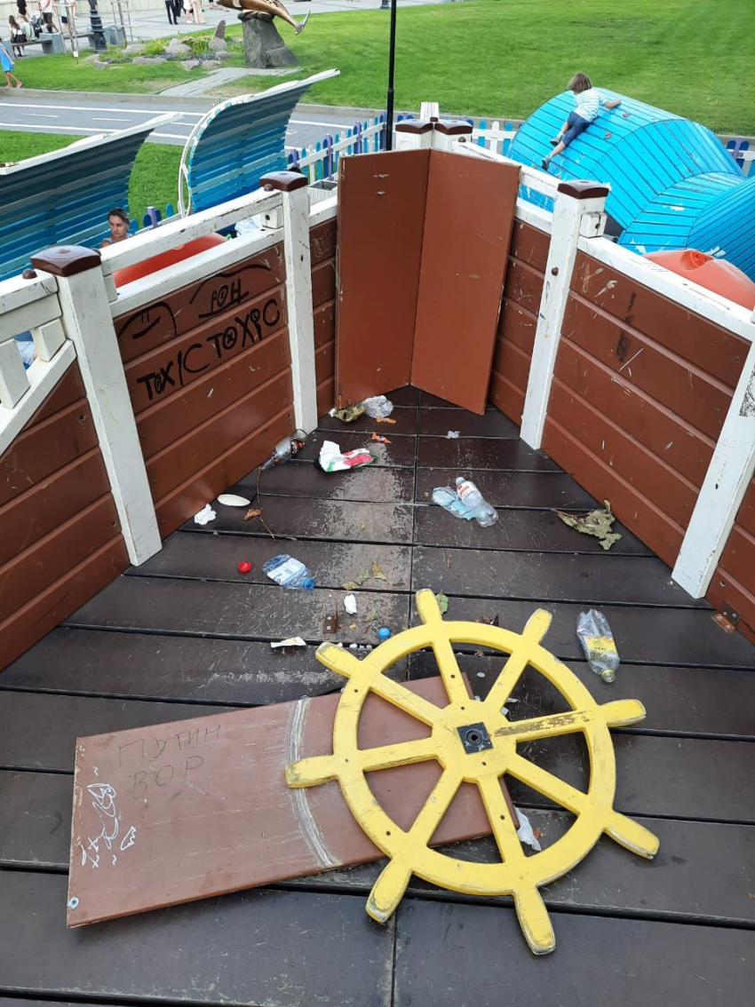 «Праздник удался»: жительница Новороссийска возмущена состоянием детской площадки после гуляний 