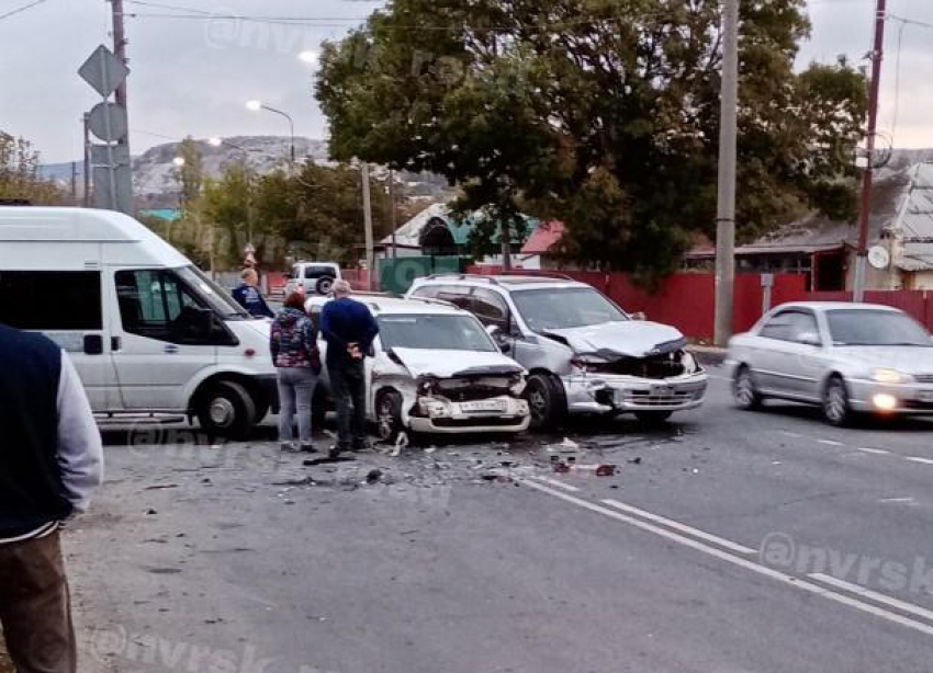 Три автомобиля перекрыли выезд из Новороссийска