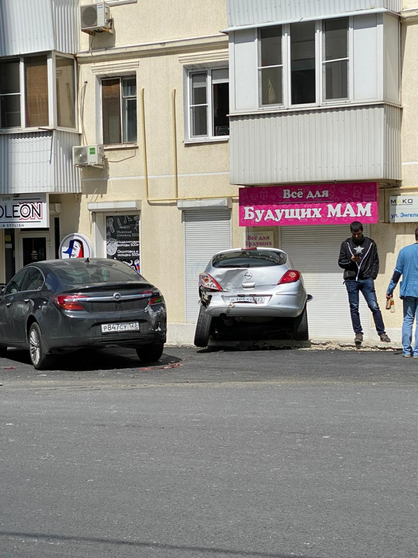 Лихач из Новороссийска протаранил припаркованные авто и чуть не сбил пешеходов