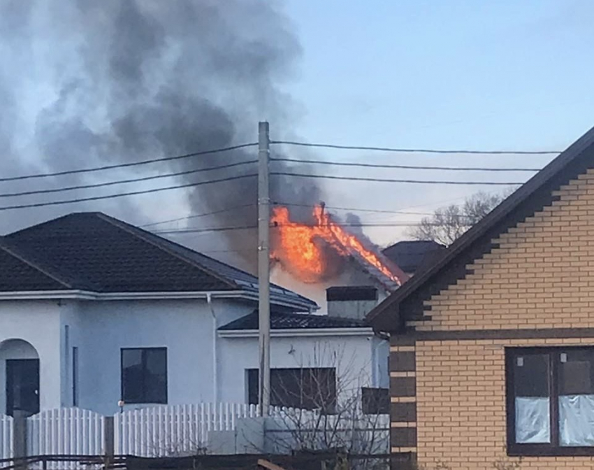 Дом объят огнём: утром в Новороссийске произошёл крупный пожар 