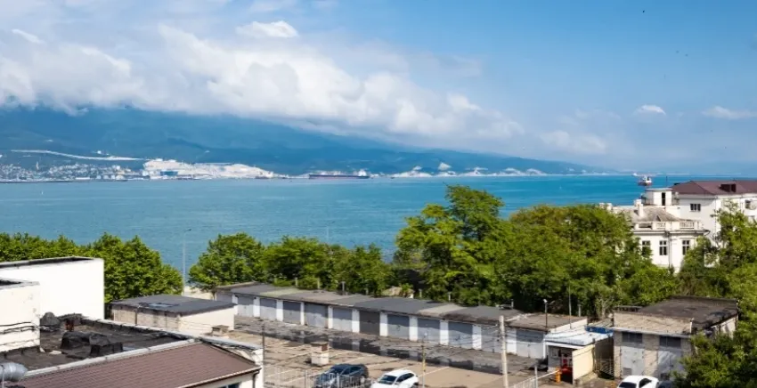 Пережила перестройку и атаку ВСУ: гостиница «Новороссийск» отмечает 42-й день рождения