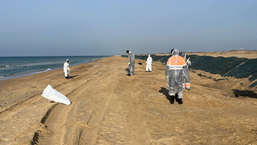 ⁠Мазут не отдыхает: после выходных на побережье Черного моря зафиксировали новые выбросы