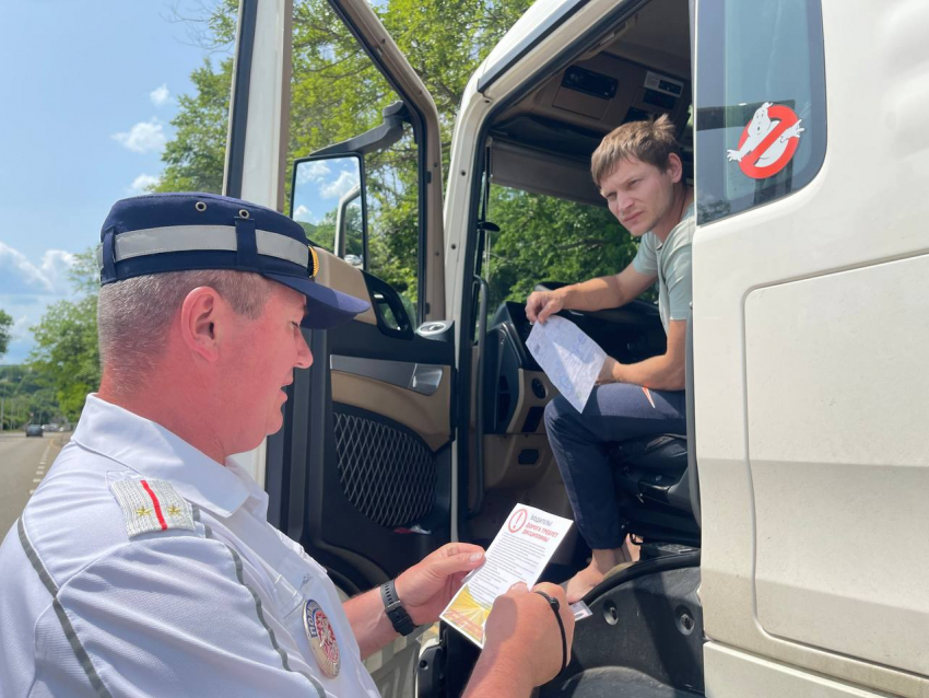 СМИ: массовые проверки фур начались на дорогах России после ударов ВСУ по аэродромам