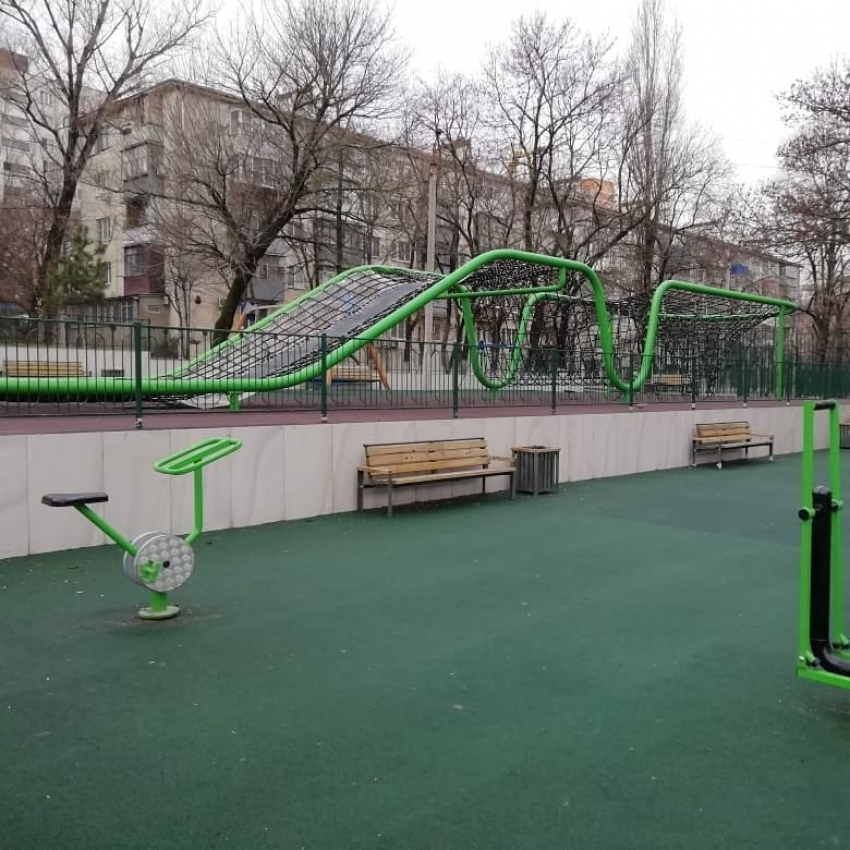 В новороссийском сквере «Науки» появились долгожданные качели 