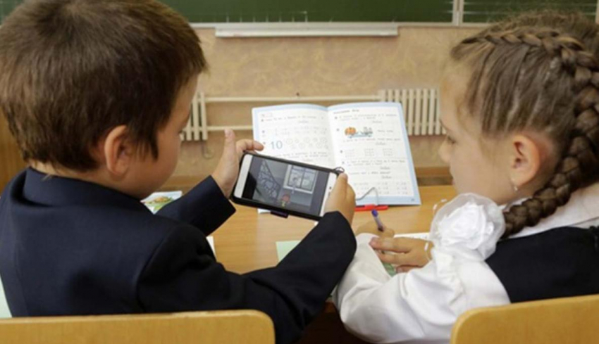 Новороссийские школьники будут сдавать мобильные телефоны перед входом в класс