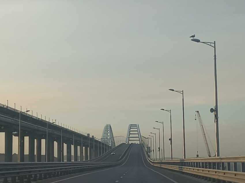 Сотни машин россиян встали в длинную очередь на Крымском мосту: выходные с испытанием 