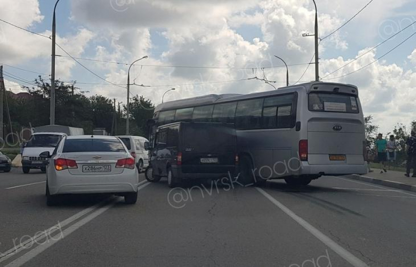 Из-за ДТП с пассажирским автобусом перекрыта дорога из Новороссийска 