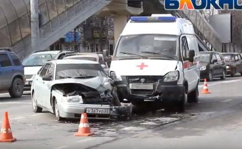 ДТП с участием Скорой случилось на Анапском шоссе в Новороссийске