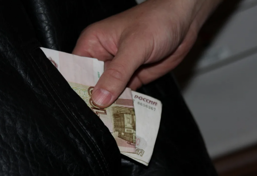 Гость украл у жительницы Новороссийска деньги, пока она отвлеклась