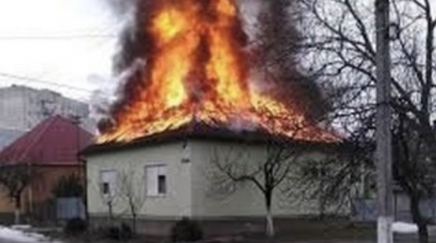 В Новороссийске огнем оказался охвачен столярный цех 