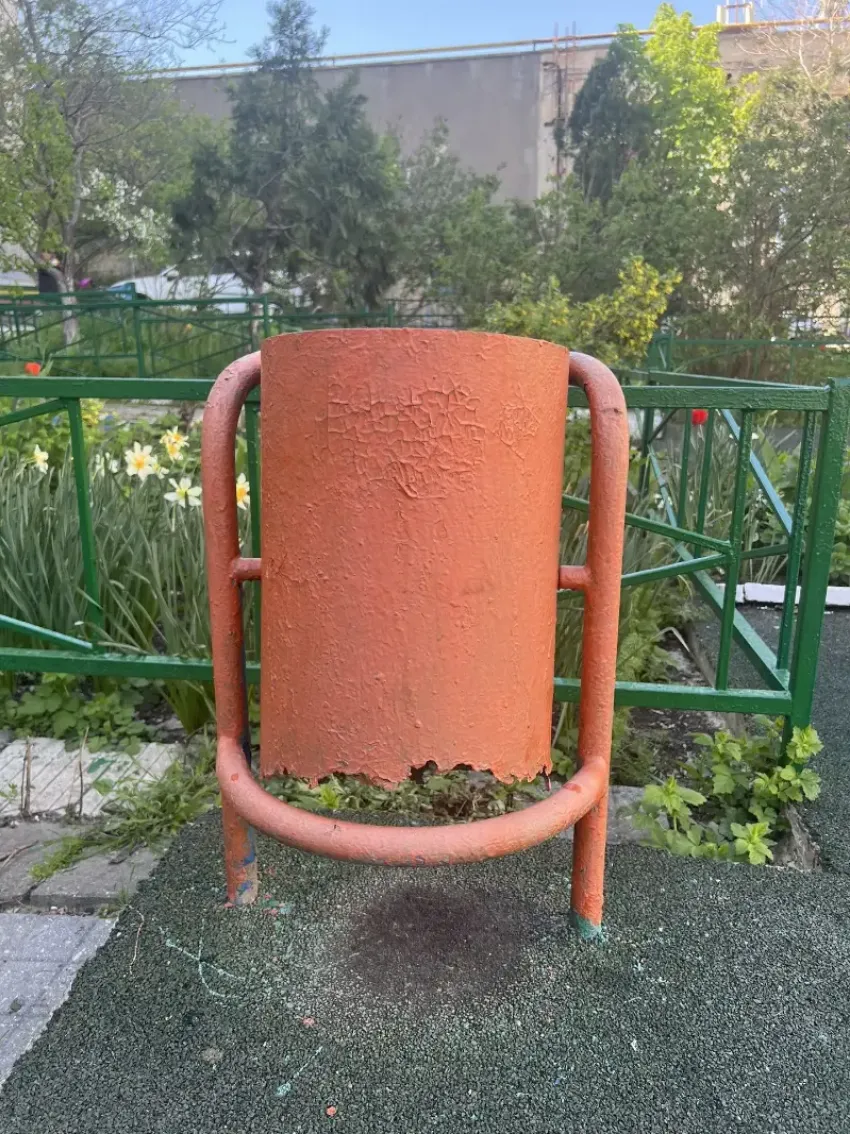 В Новороссийске управляющая компания перекрасила лавки, а дырявые урны проигнорировала