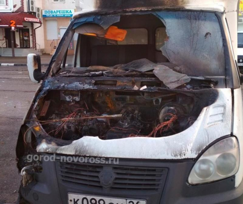 Во время новогоднего салюта в Новороссийске загорелся автомобиль