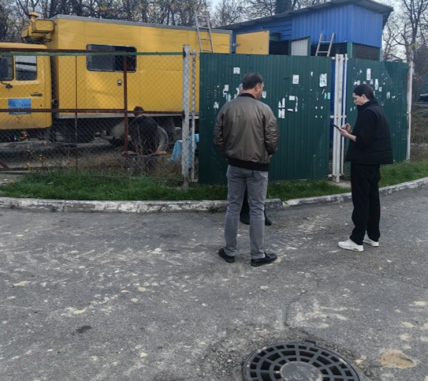 Фекалии на улицах Новороссийска прямо сейчас обследуют сотрудники Минприроды края