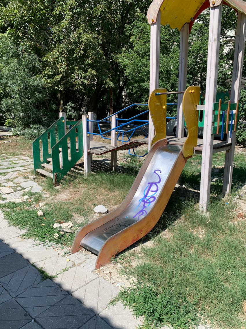 Опасная детская площадка: какой выход видит администрация Новороссийска