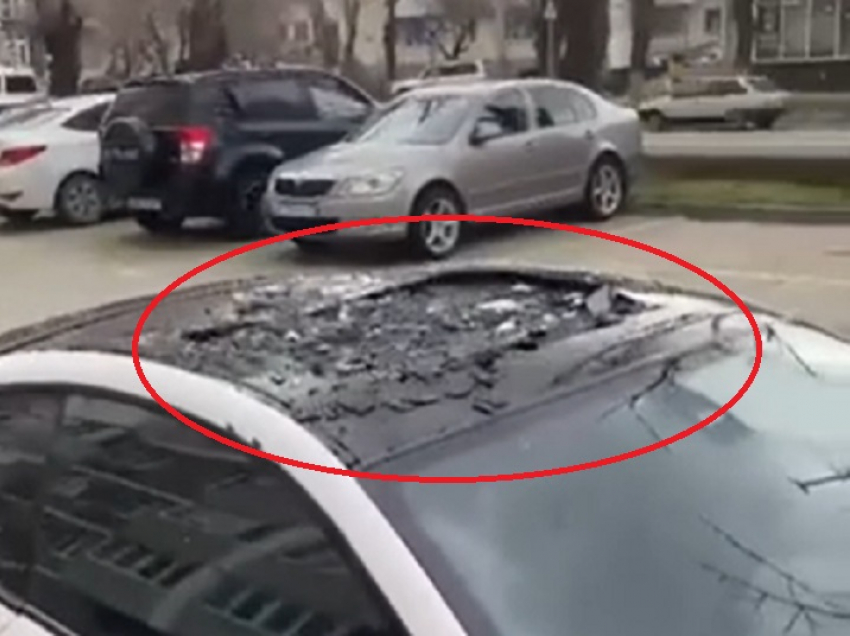 Сюрприз: жительнице Новороссийска разбили крышу автомобиля 