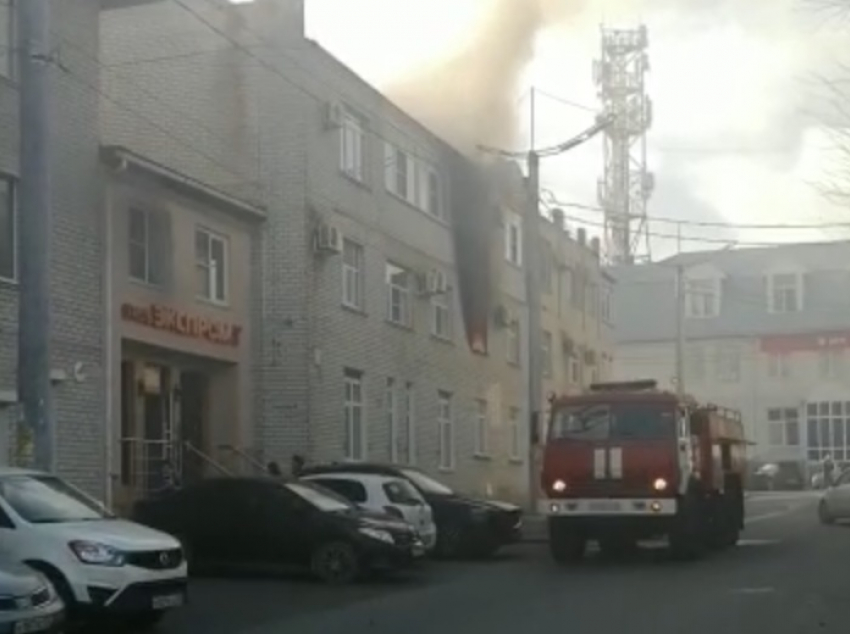 Прямо сейчас в центре Новороссийска горит гостиница