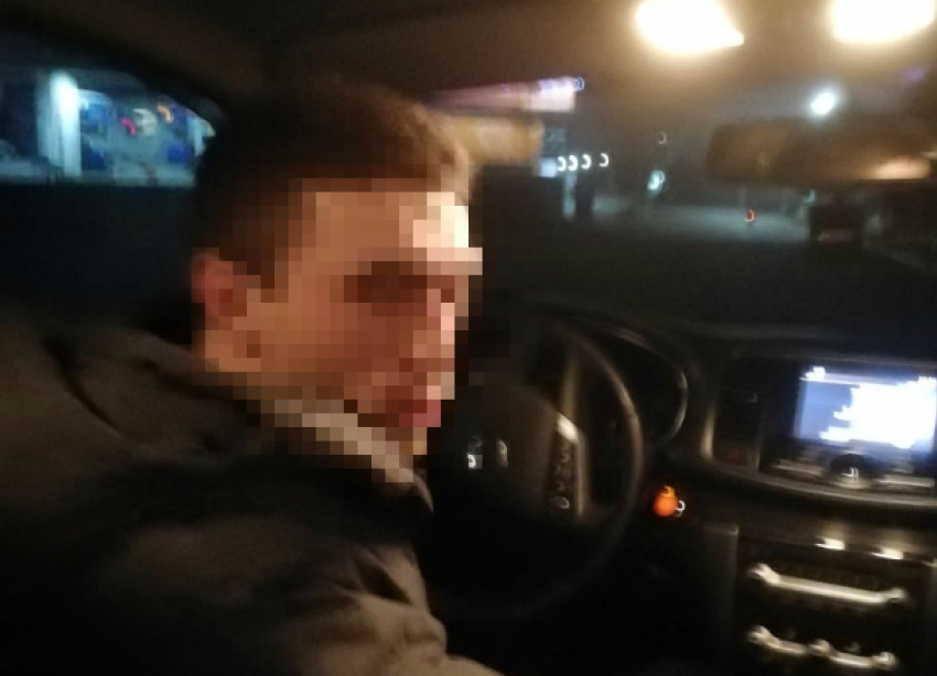 Таксиста, бросившего гостью Новороссийска на дороге, временно заблокировали