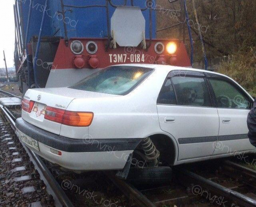 Автомобиль столкнулся с поездом в Новороссийске