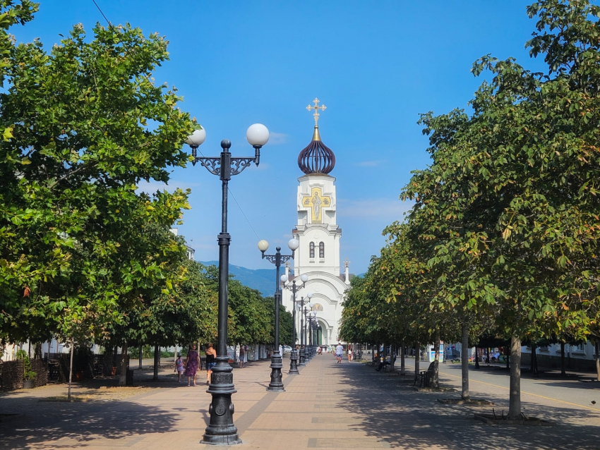 Погода в Новороссийске: жара, сильный ветер и волны 