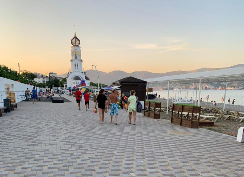 Приятно гулять мамам, детям и отдыхающим: территория пляжа «Нептун» заметно преобразилась