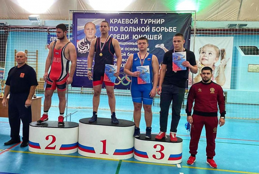 Новороссийские спортсмены привезли с турнира по вольной борьбе серебро и бронзу