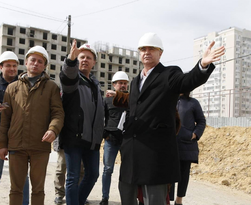 Шум есть — проблем не вижу: глава Новороссийска проверил ход строительство новой школы