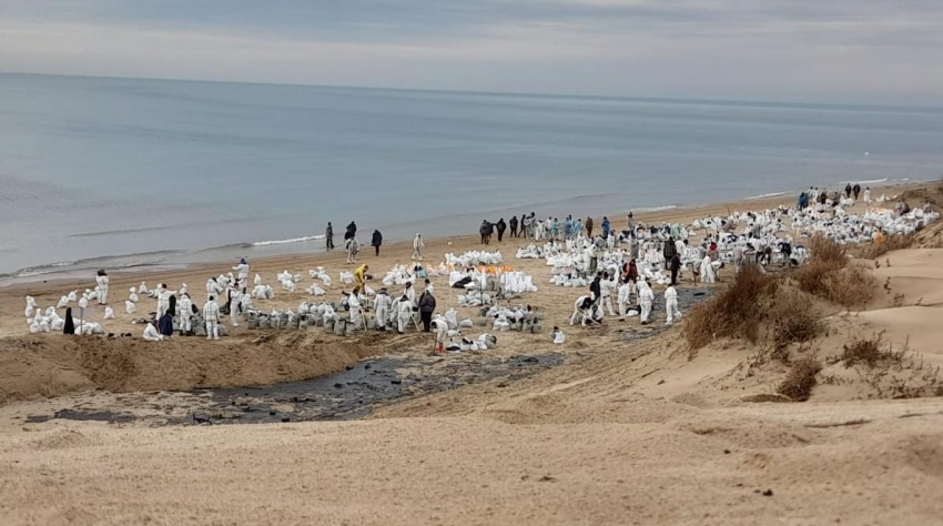 Мазут поднимается со дна Черного моря: вводят краевой режим ЧС 