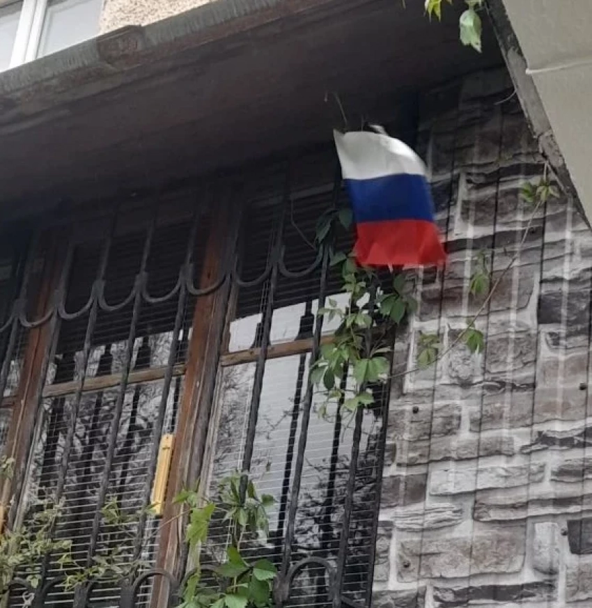 Жители Новороссийска украшают дома флагами в честь Дня Победы
