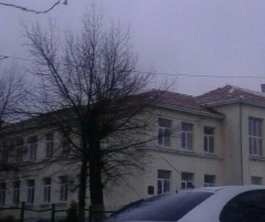 Родители боятся, что в школе под Новороссийском на детей обрушится крыша