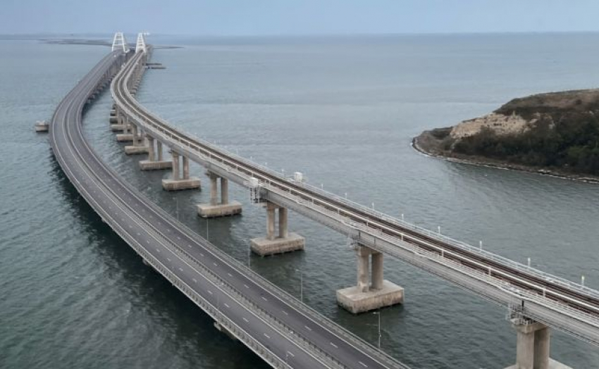 На Крымском мосту образовалась многокилометровая пробка