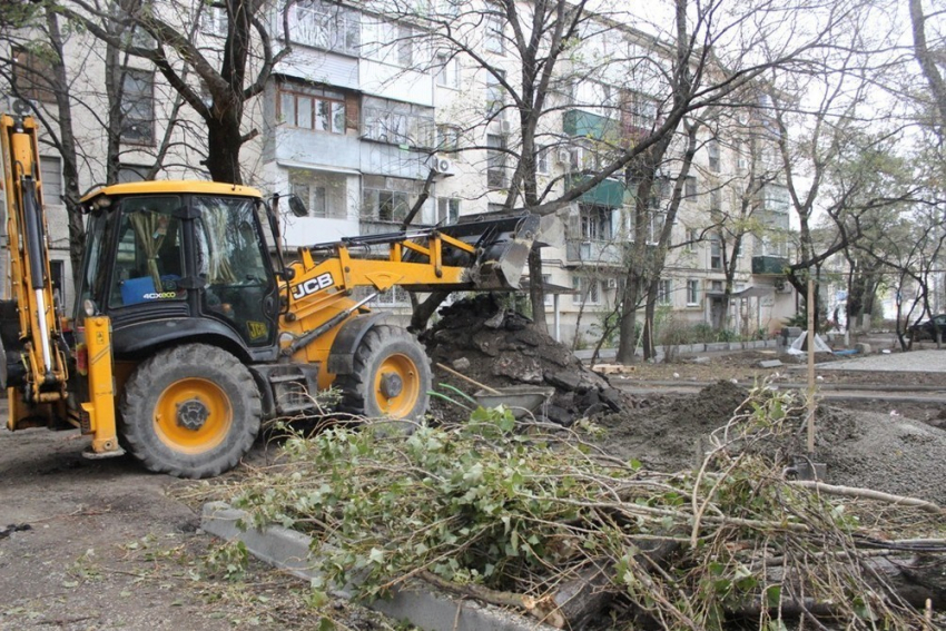 Работа по реконструкции дворов кипит на Анапском шоссе Новороссийска