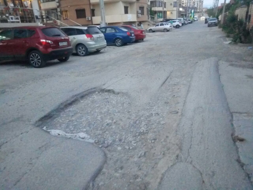 Ремонт «для галочки": в Мысхако засыпали ямы, но машины снова проваливаются 