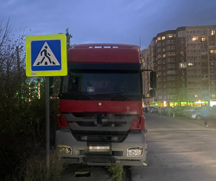 "Большегрузам позволено все, что угодно?": в Новороссийске фуры создают пробки и портят имущество