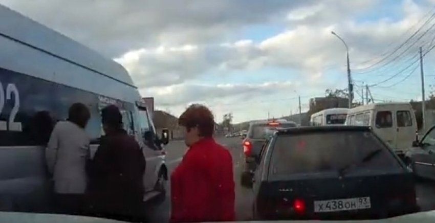 Бесстрашные пешеходы бегают через дорогу в Новороссийске